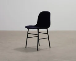 Normann Copenhagen Form stol mörkblå sammet