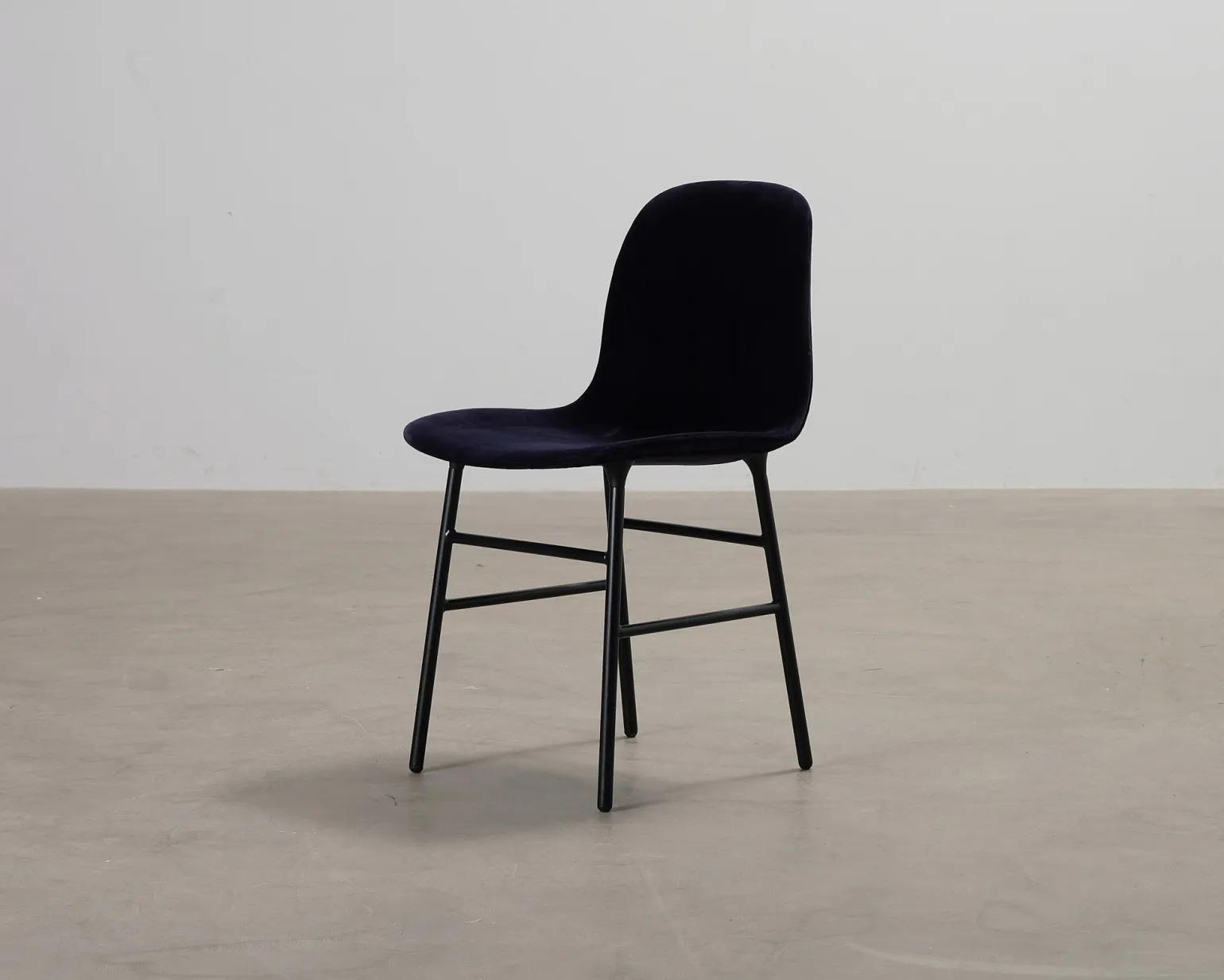 Normann Copenhagen Form stol mörkblå sammet