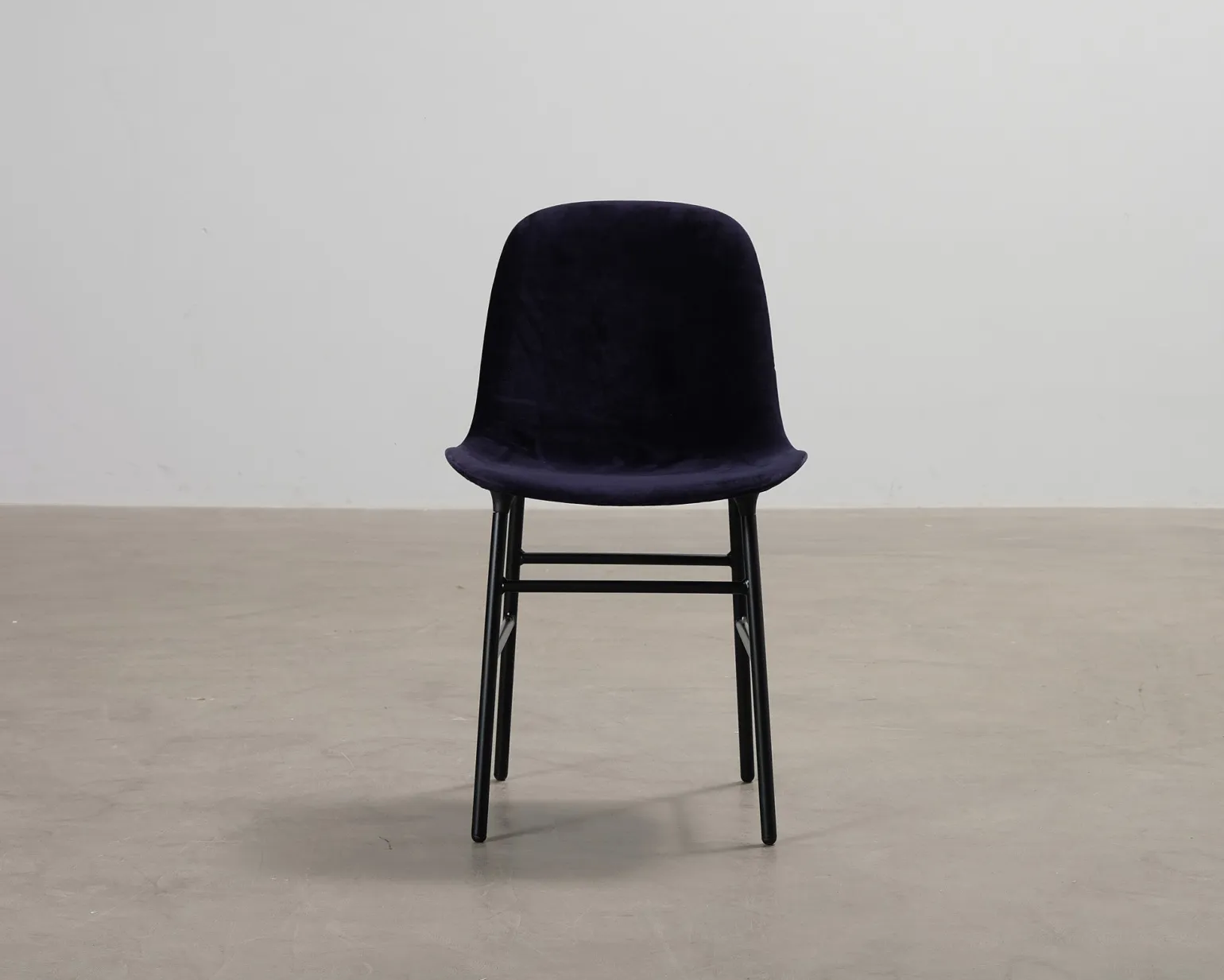 Normann Copenhagen Form stol mörkblå sammet