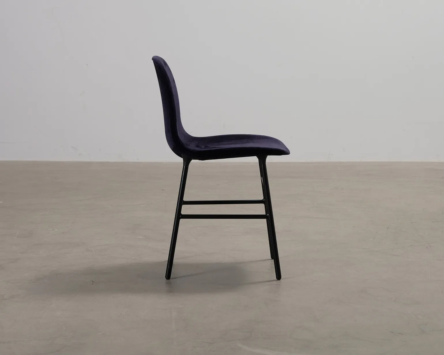 Normann Copenhagen Form stol mörkblå sammet