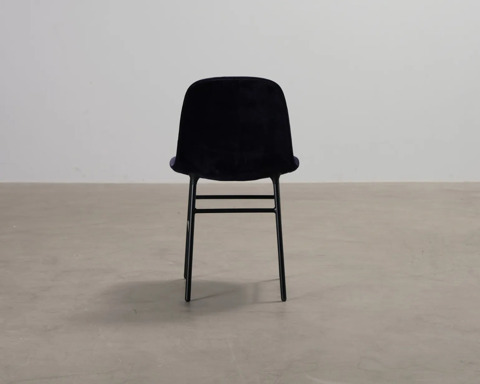 Normann Copenhagen Form stol mörkblå sammet