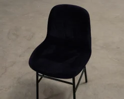 Normann Copenhagen Form stol mörkblå sammet