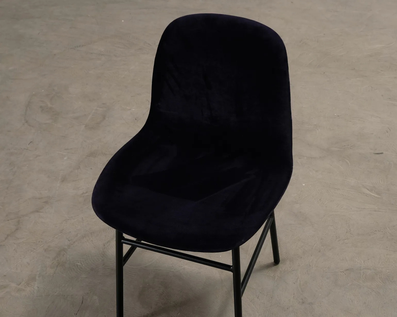 Normann Copenhagen Form stol mörkblå sammet