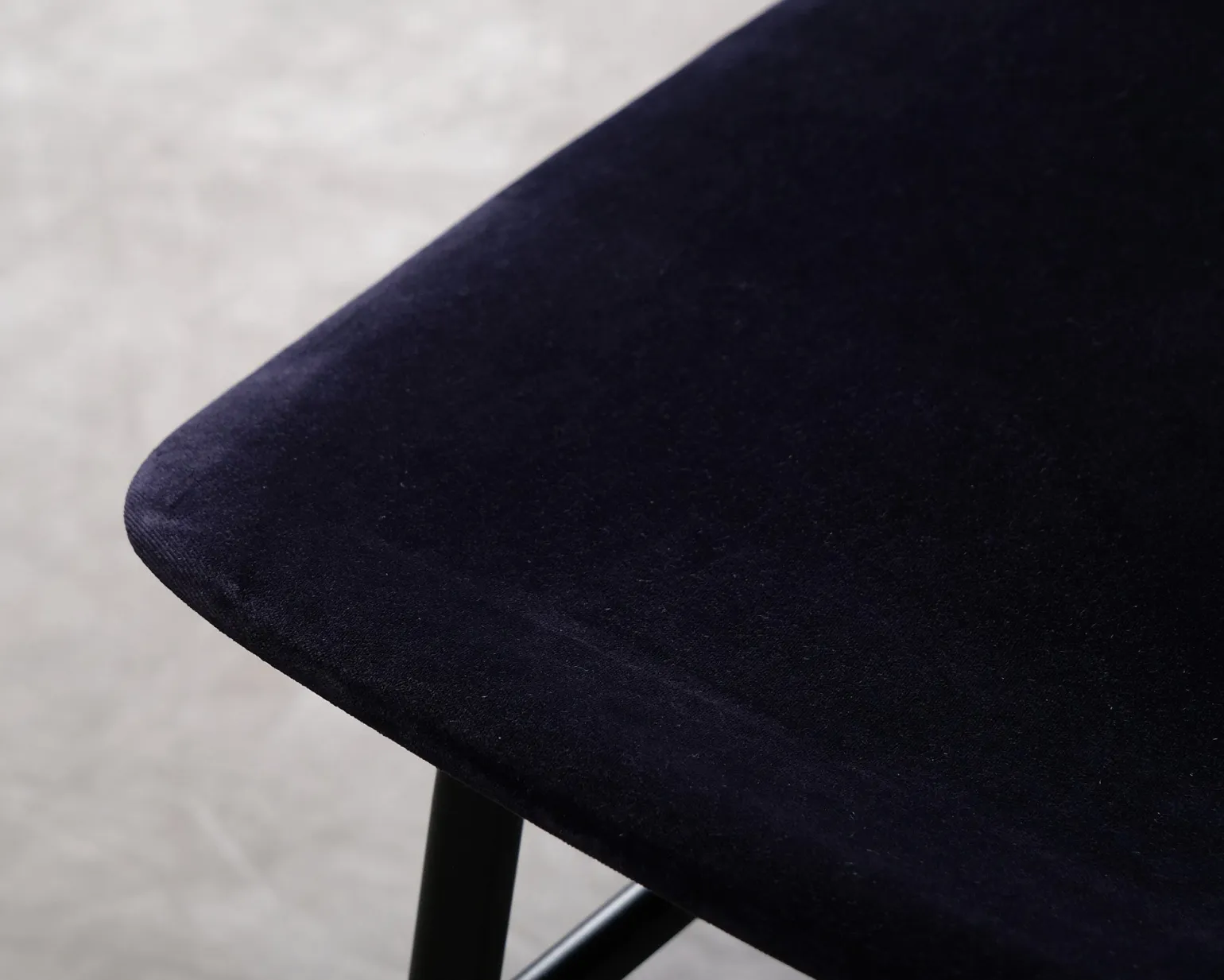 Normann Copenhagen Form stol mörkblå sammet