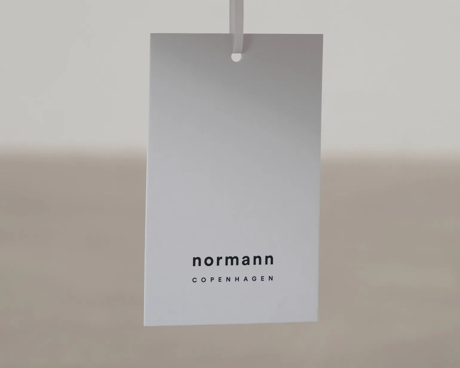 Normann Copenhagen Studio stol vit