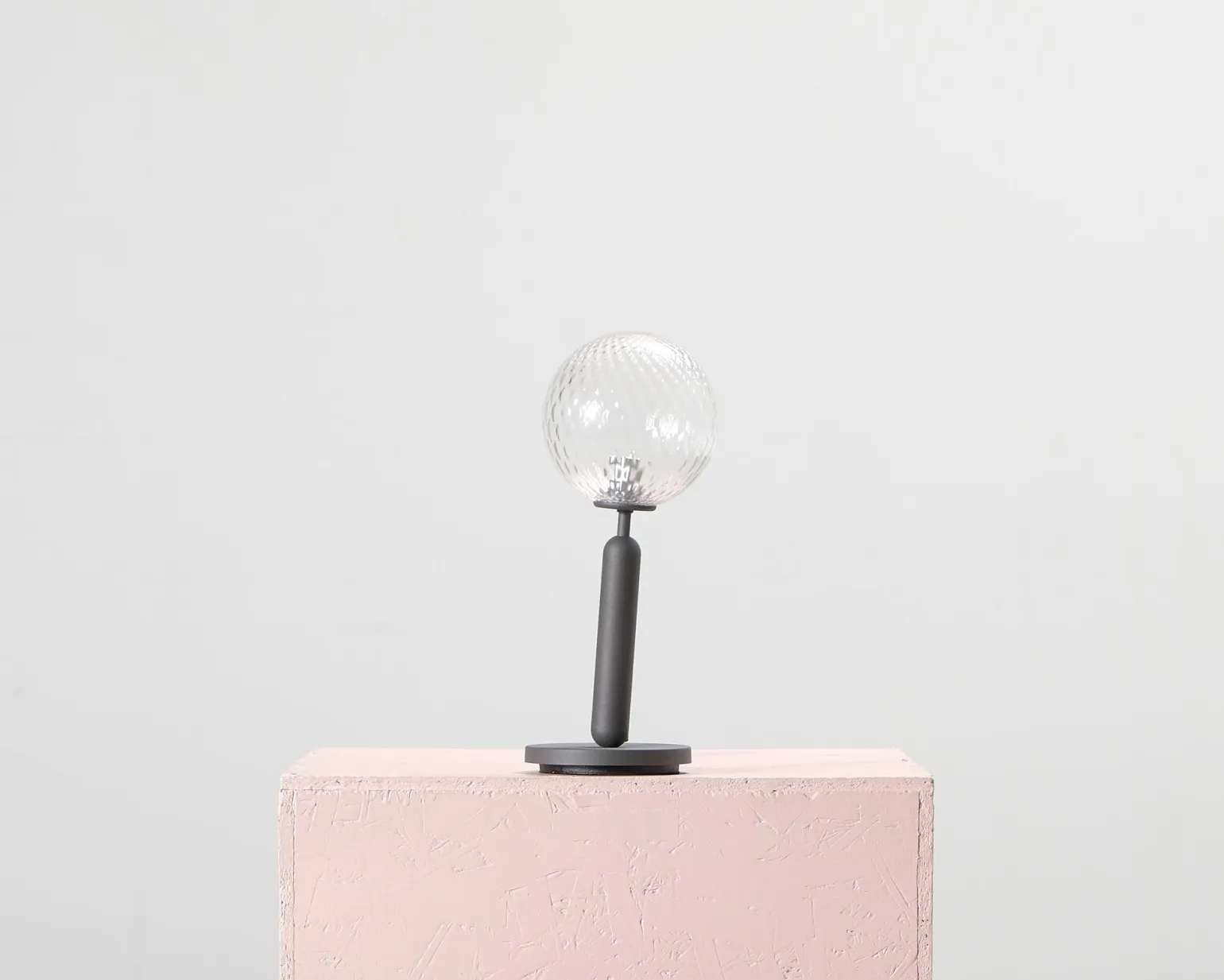 Nuura Miira bordslampa mörkgrå