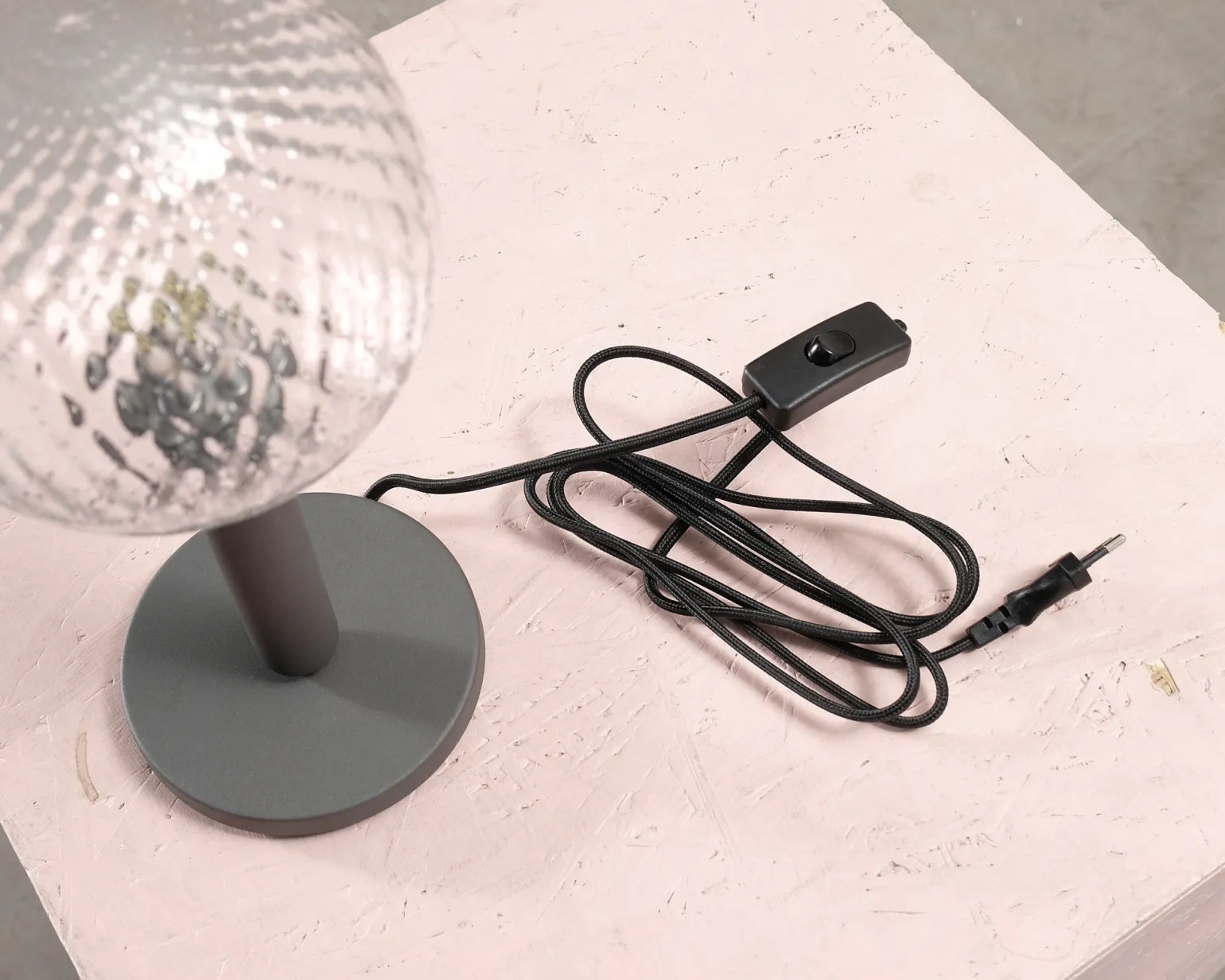 Nuura Miira bordslampa mörkgrå