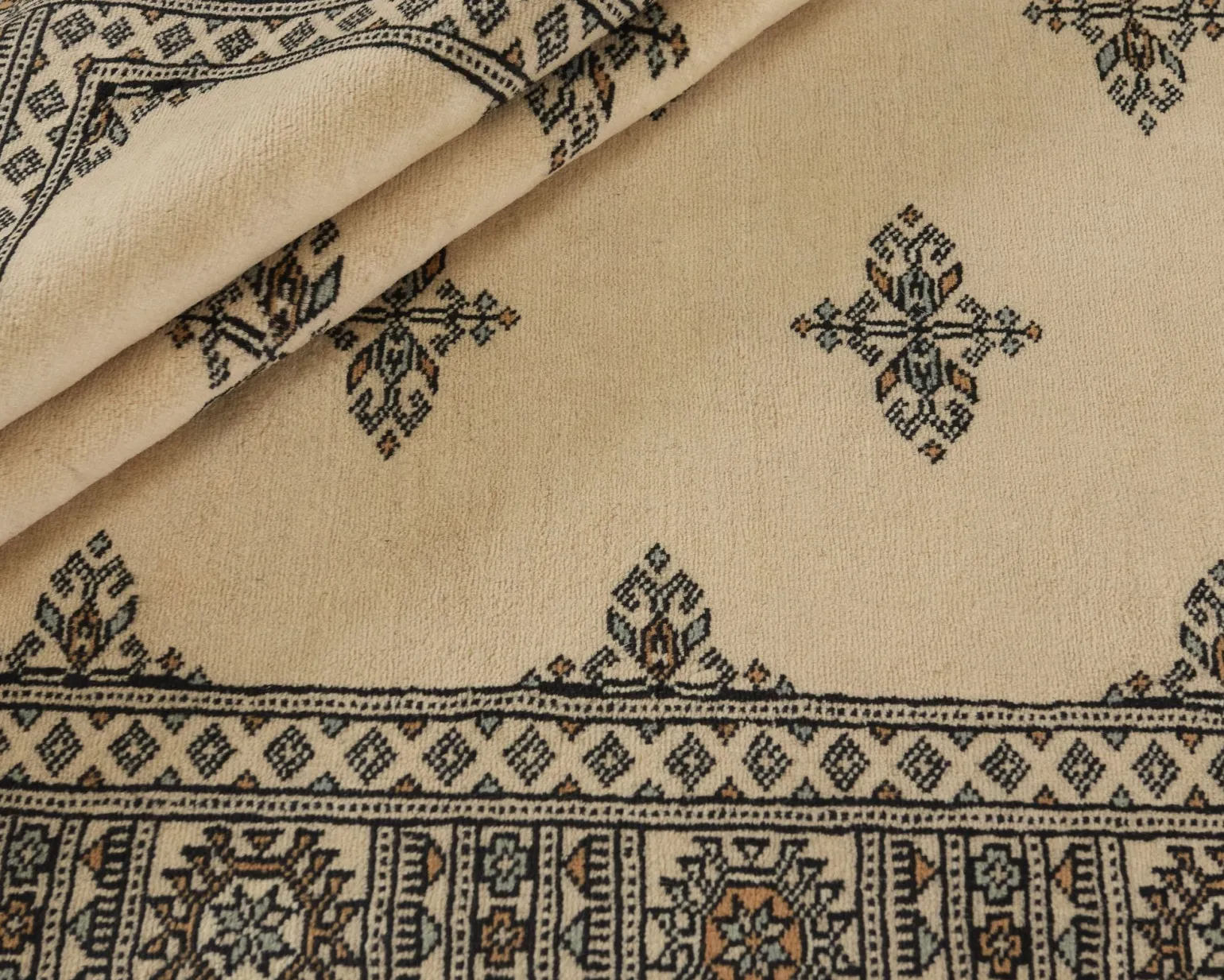 Pakistan handknotted orientalisk matta 136 x 196 cm