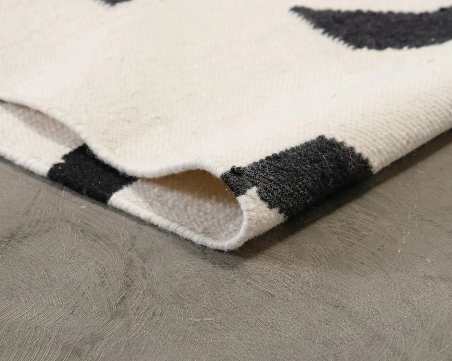Rugvista Core Curved matta 140 x 200 cm svart / vit
