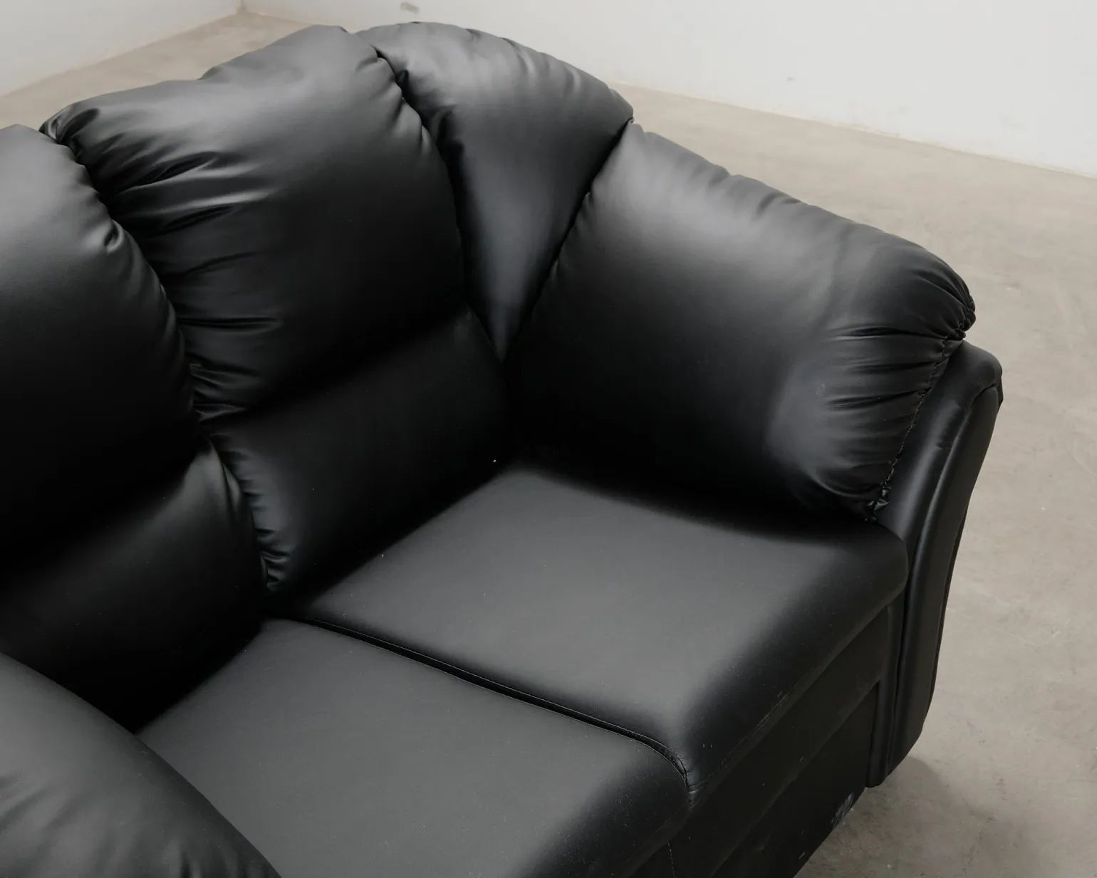 Salvador 2-sits soffa black