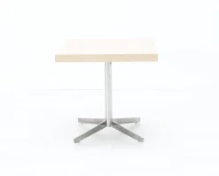 Sidobord med fot i metall