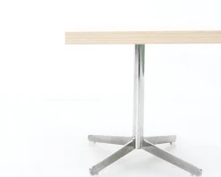 Sidobord med fot i metall