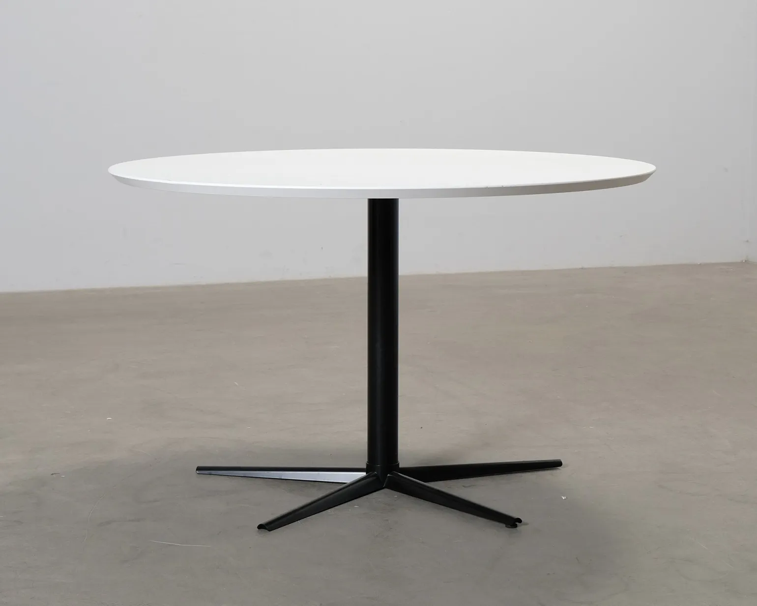 Sofacompany Allie matbord ø 120 cm vit / svart