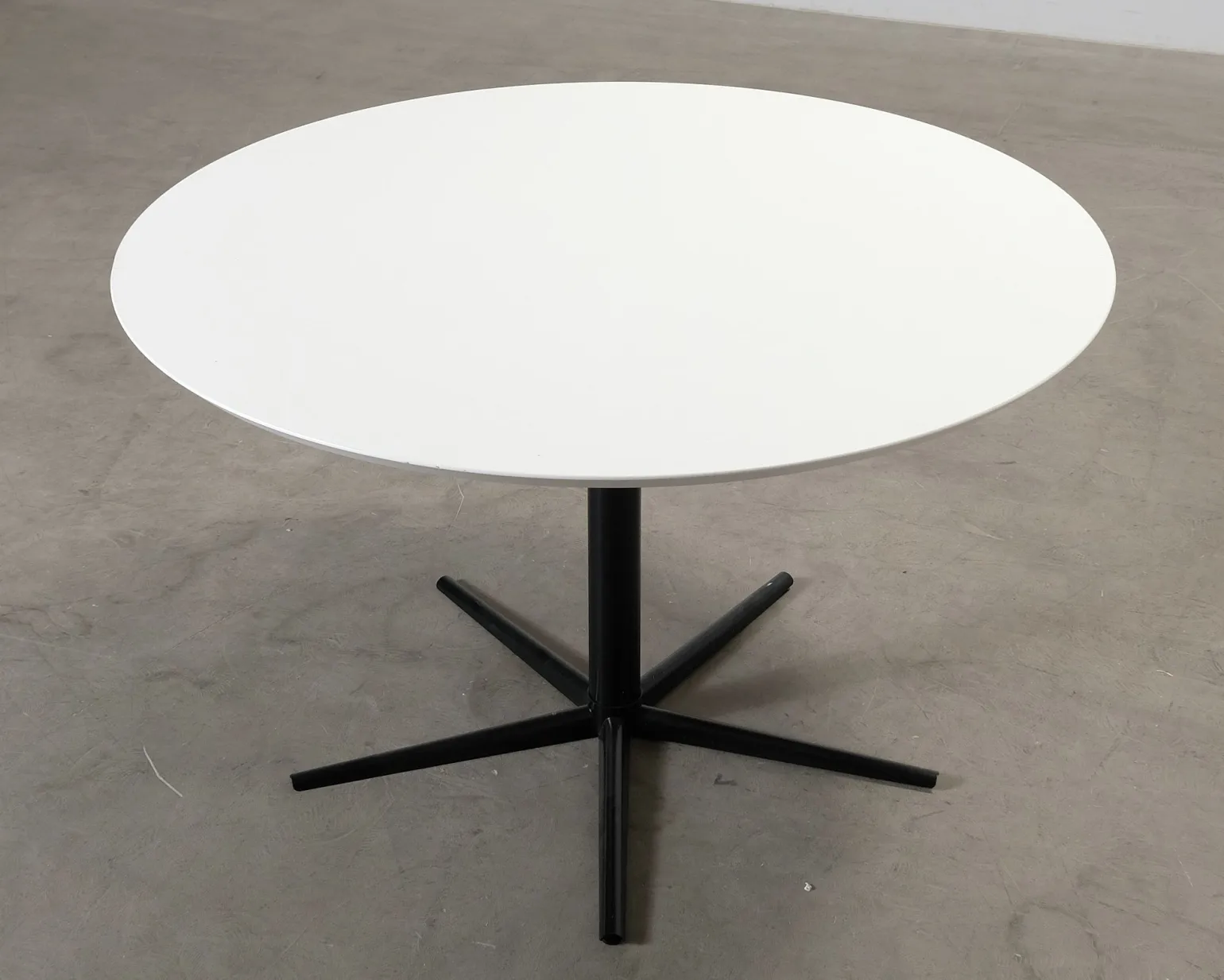 Sofacompany Allie matbord ø 120 cm vit / svart