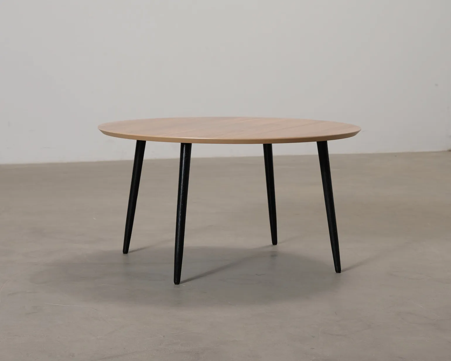 Sofacompany Hubert soffbord ø 90 cm valnöt / svart