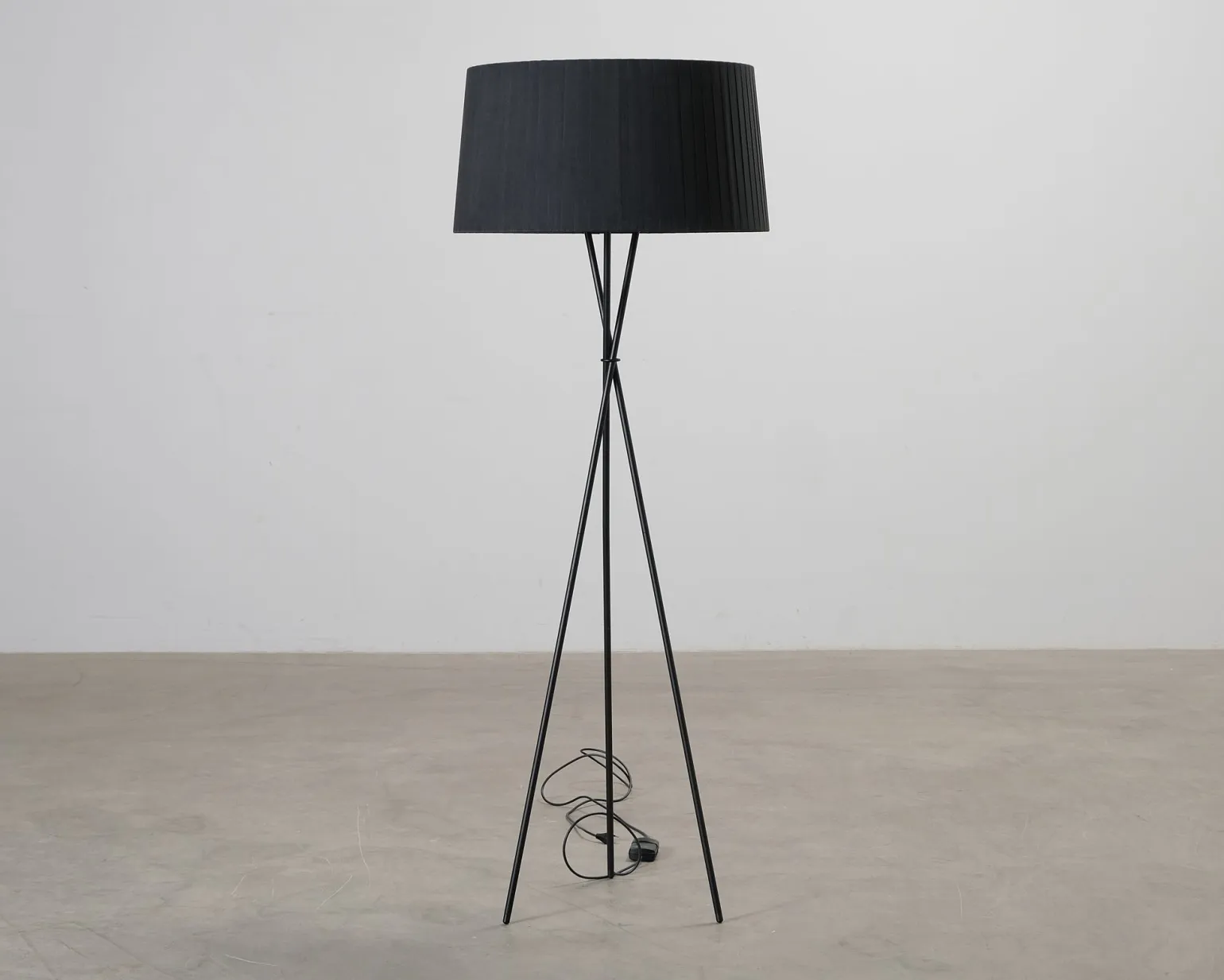 Stant & Cole Tripode G5 golvlampa svart