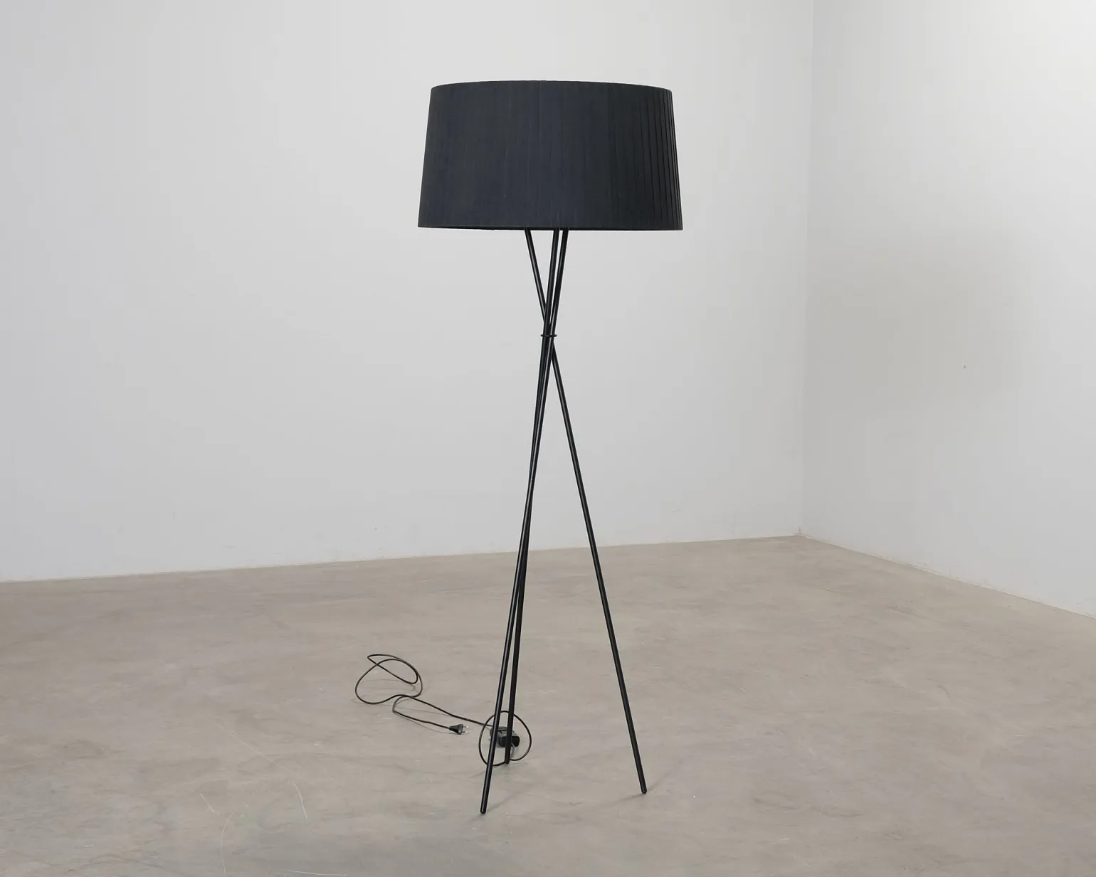 Stant & Cole Tripode G5 golvlampa svart