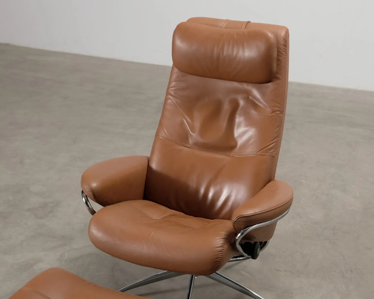 Stressless reclinerfåtölj med fotpall brunt läder