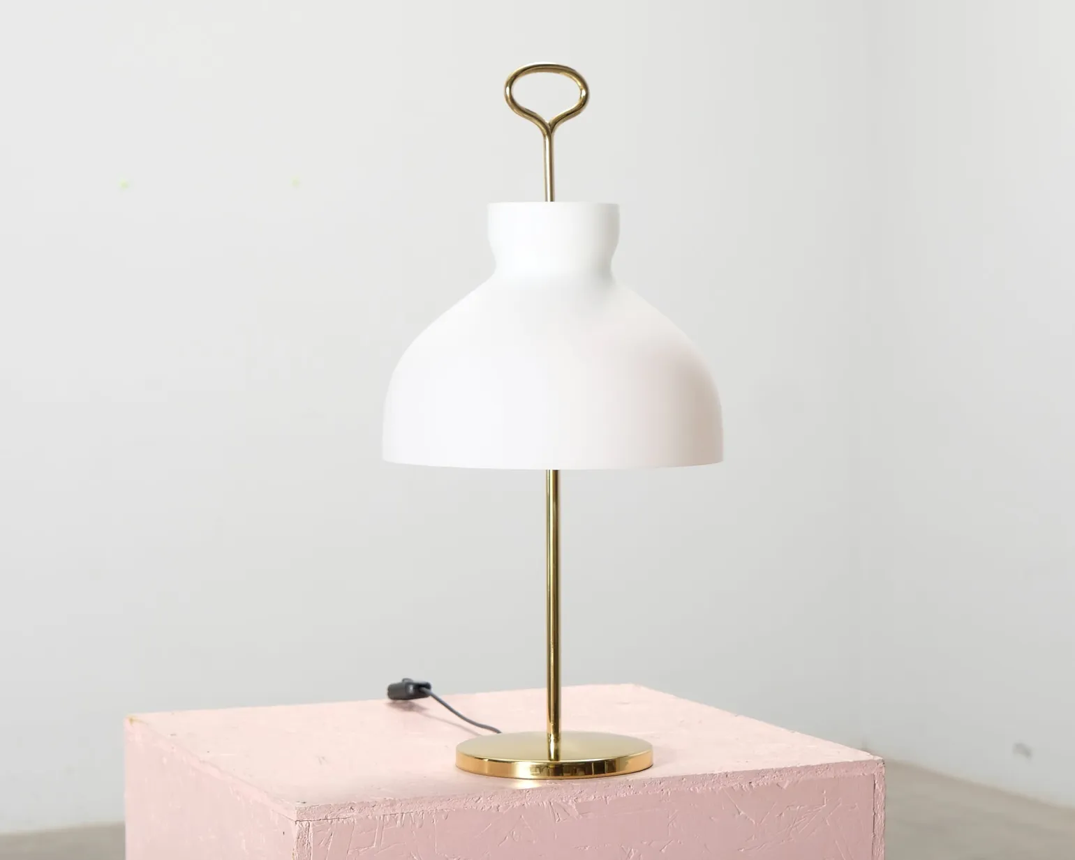 TATO Arenzano bordslampa vit / mässing