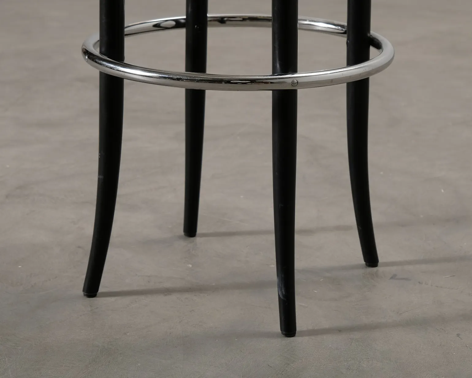 Thonet 204 RH barstol svart / rotting