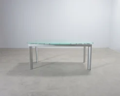 Utdragbart matbord med glasskiva