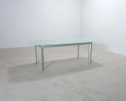 Utdragbart matbord med glasskiva