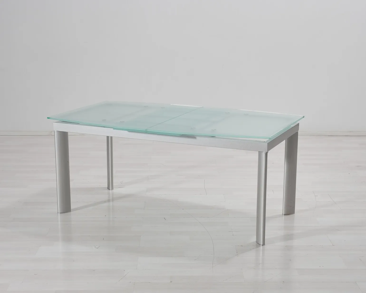 Utdragbart matbord med glasskiva