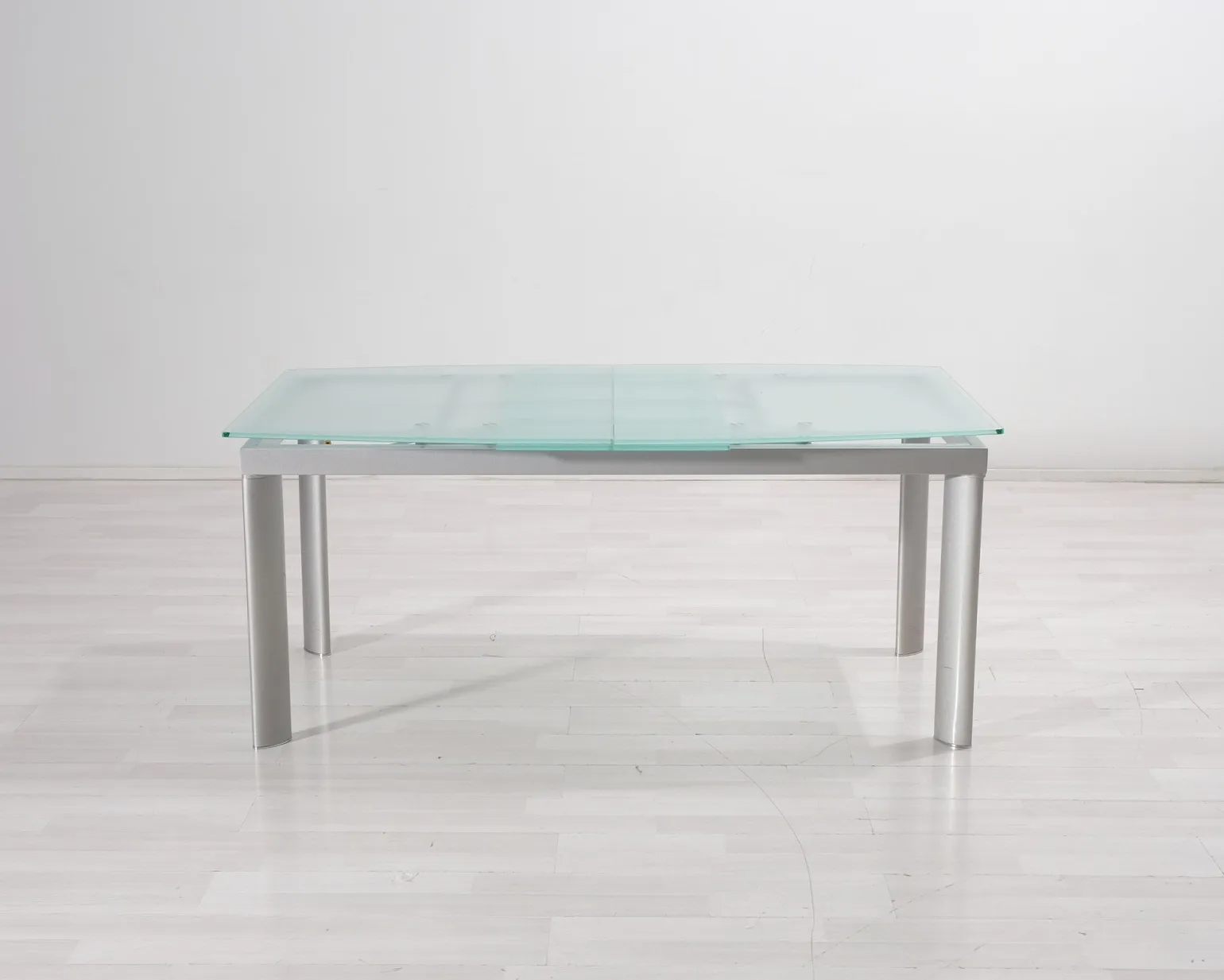 Utdragbart matbord med glasskiva
