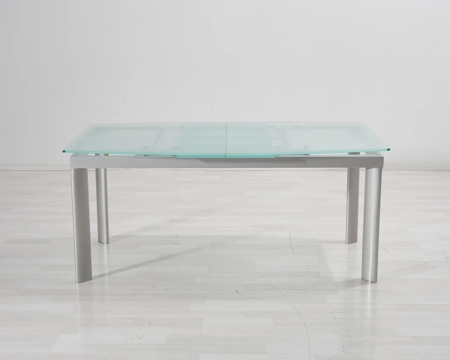 Utdragbart matbord med glasskiva