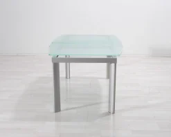 Utdragbart matbord med glasskiva