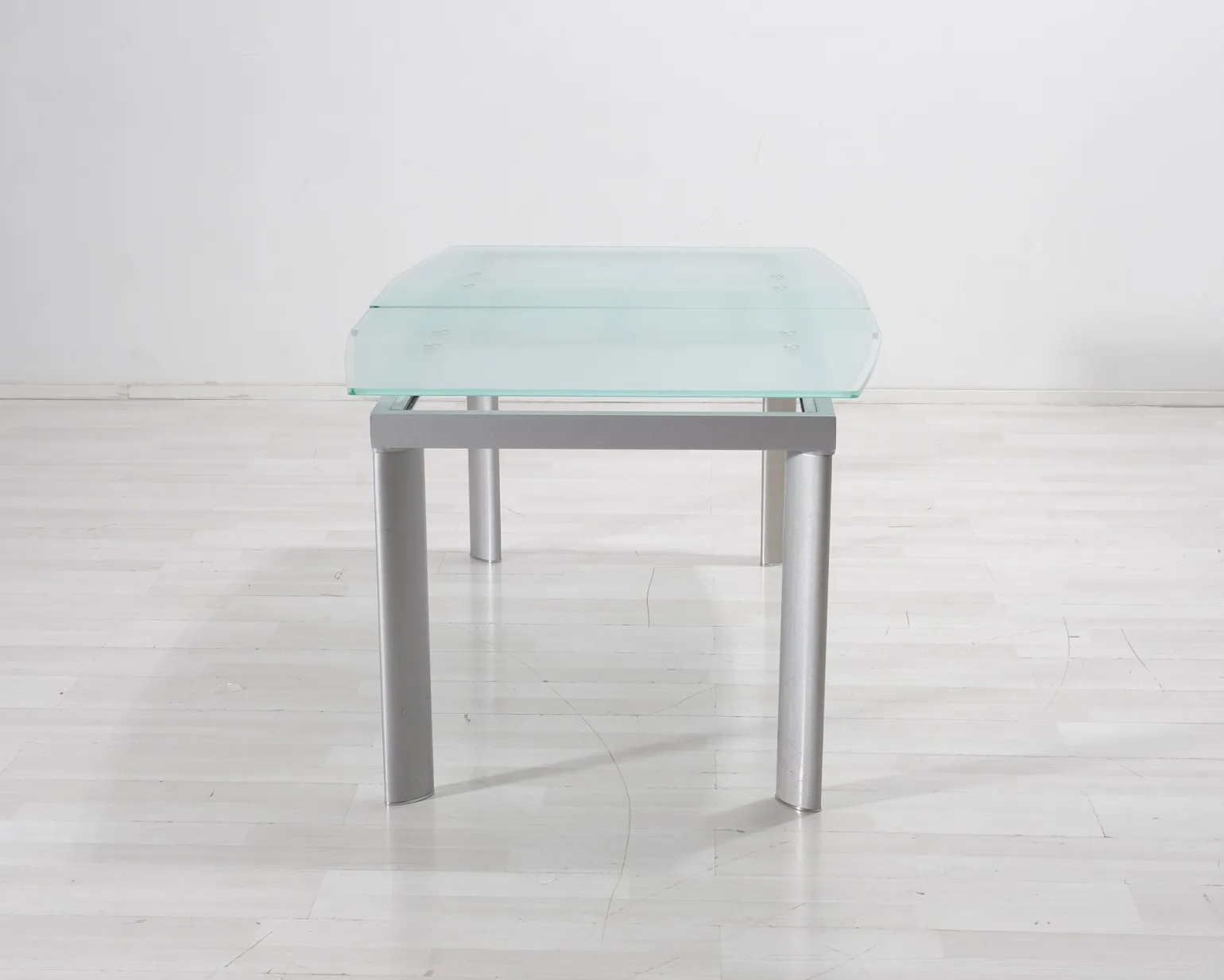 Utdragbart matbord med glasskiva