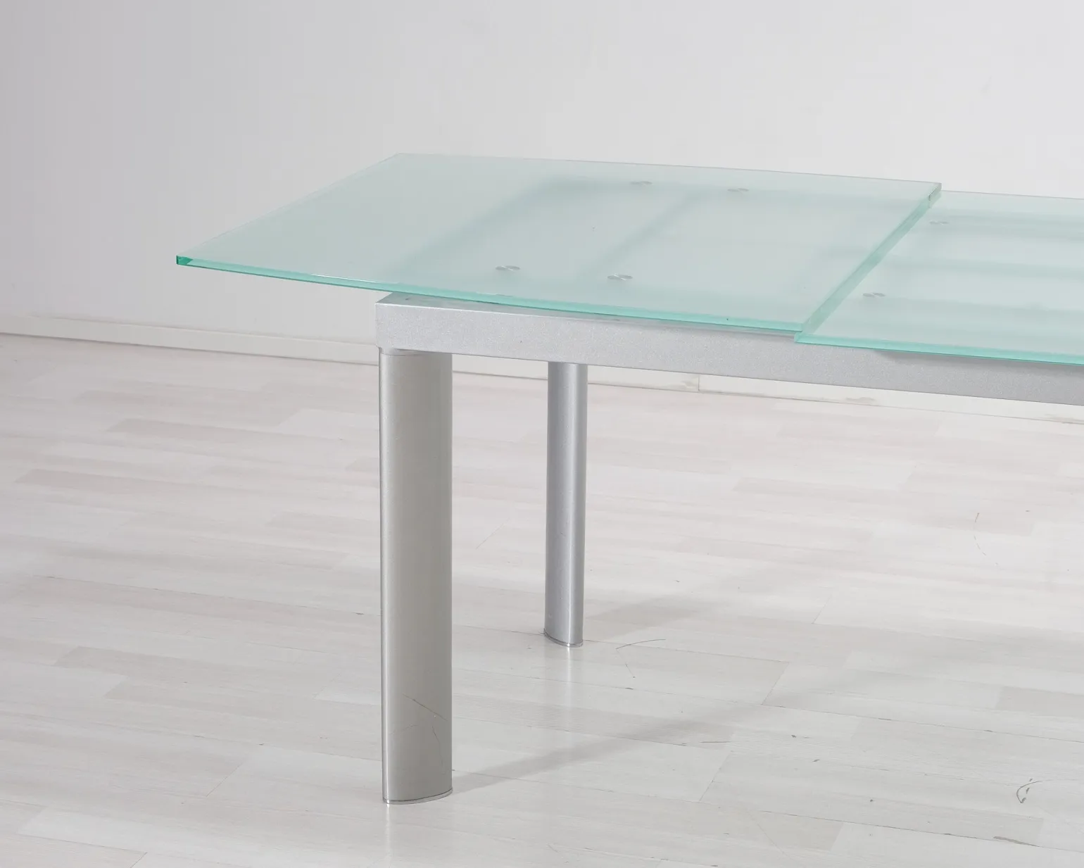 Utdragbart matbord med glasskiva