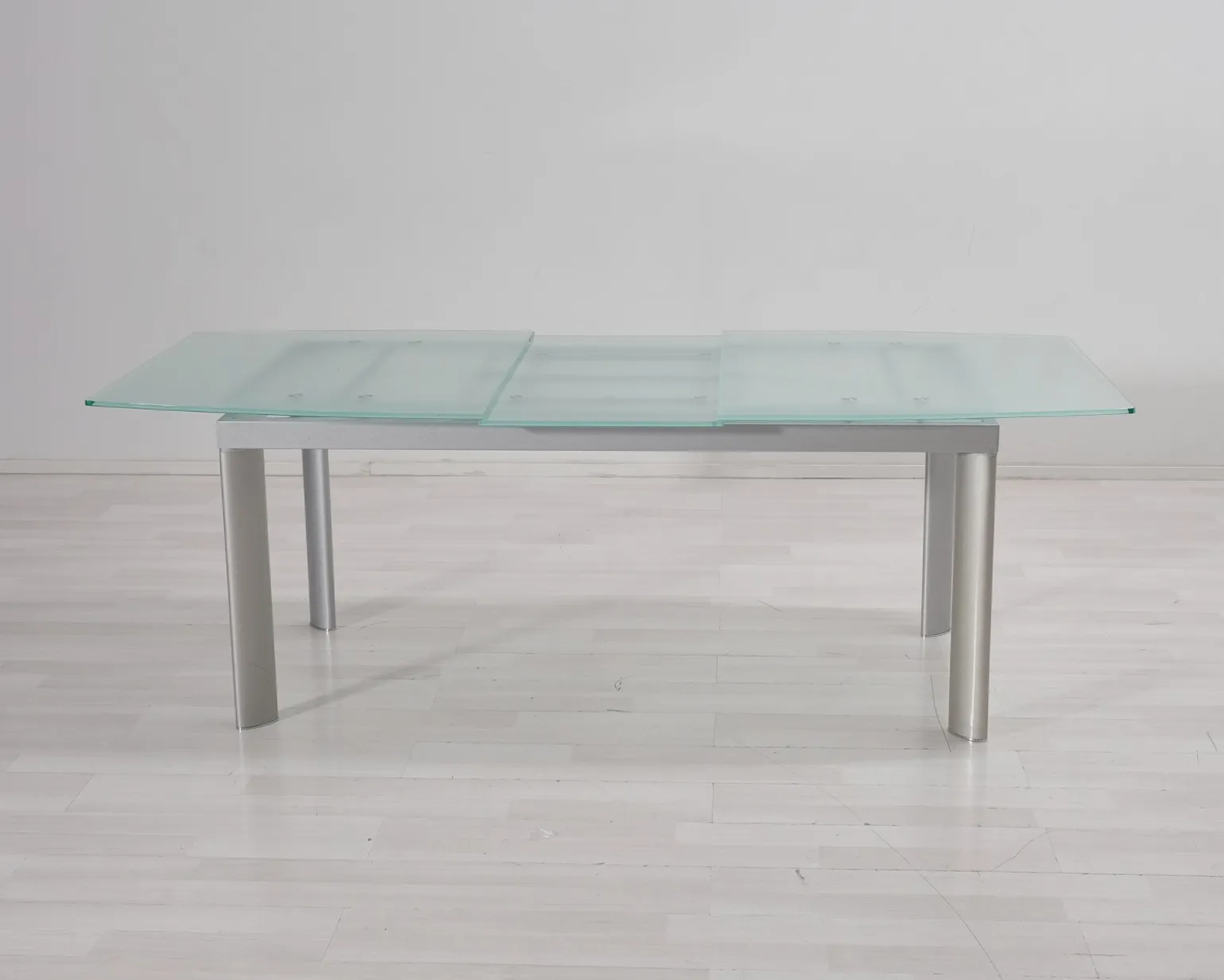 Utdragbart matbord med glasskiva