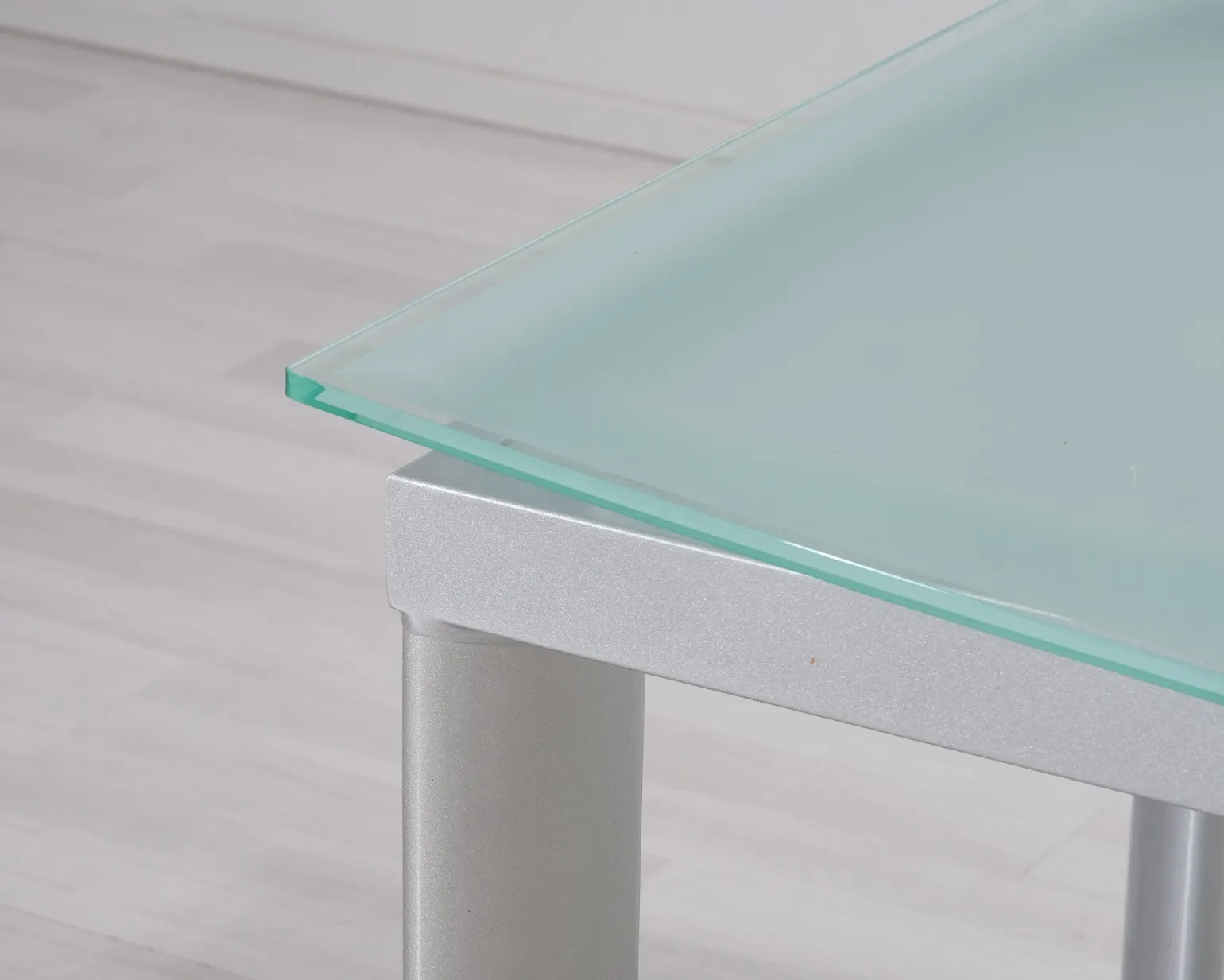 Utdragbart matbord med glasskiva