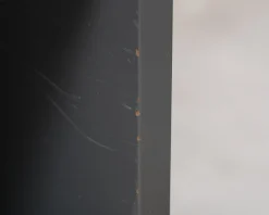 Vägghylla i trä mörkgrå