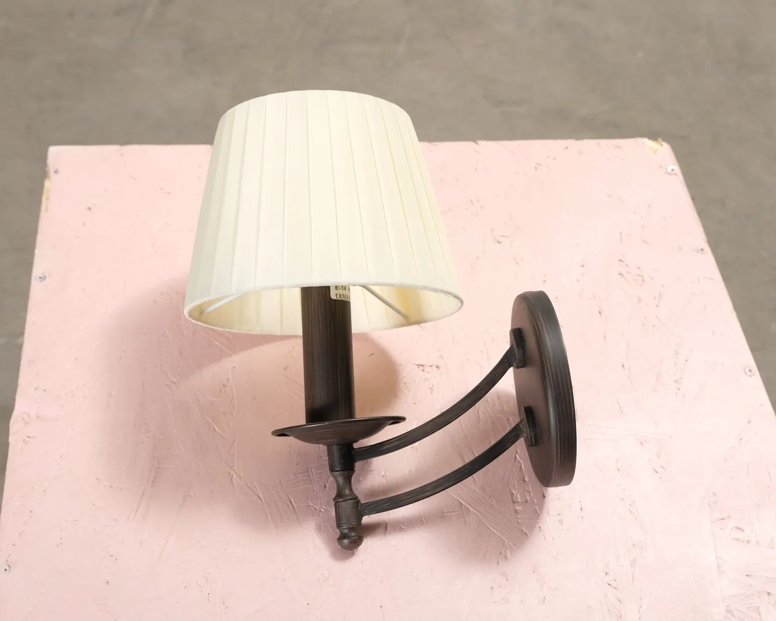 Vägglampa brun