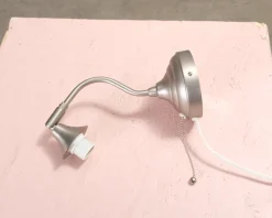 Vägglampa i metall
