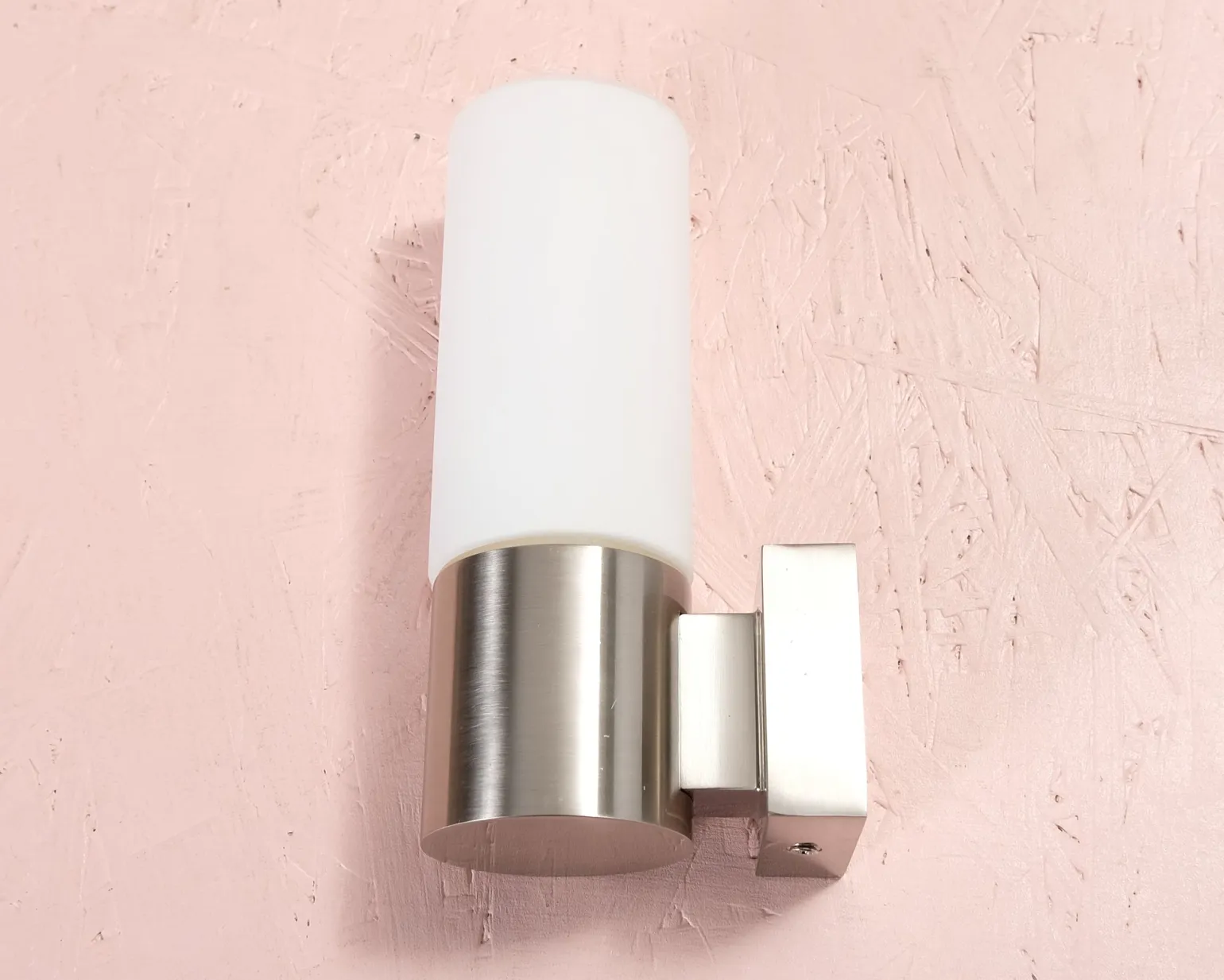 Vägglampa i metall