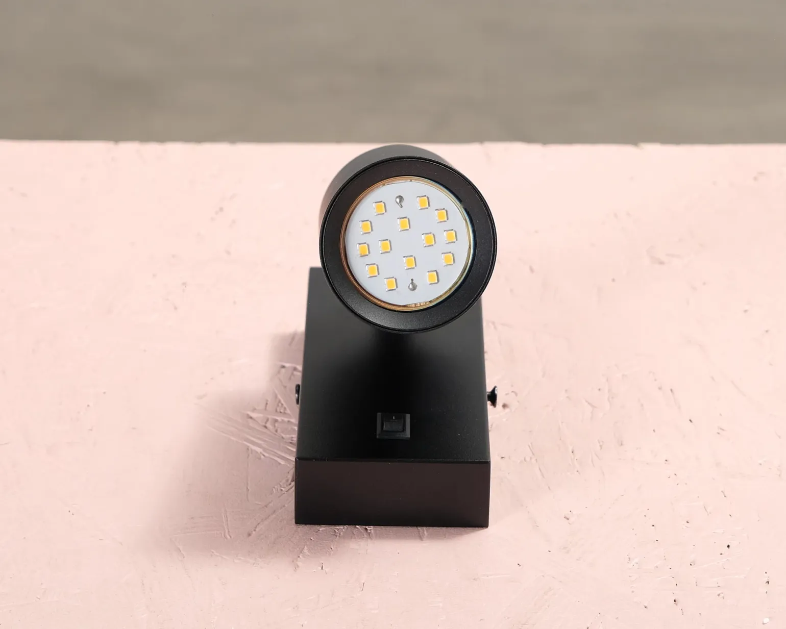 Vägglampa svart