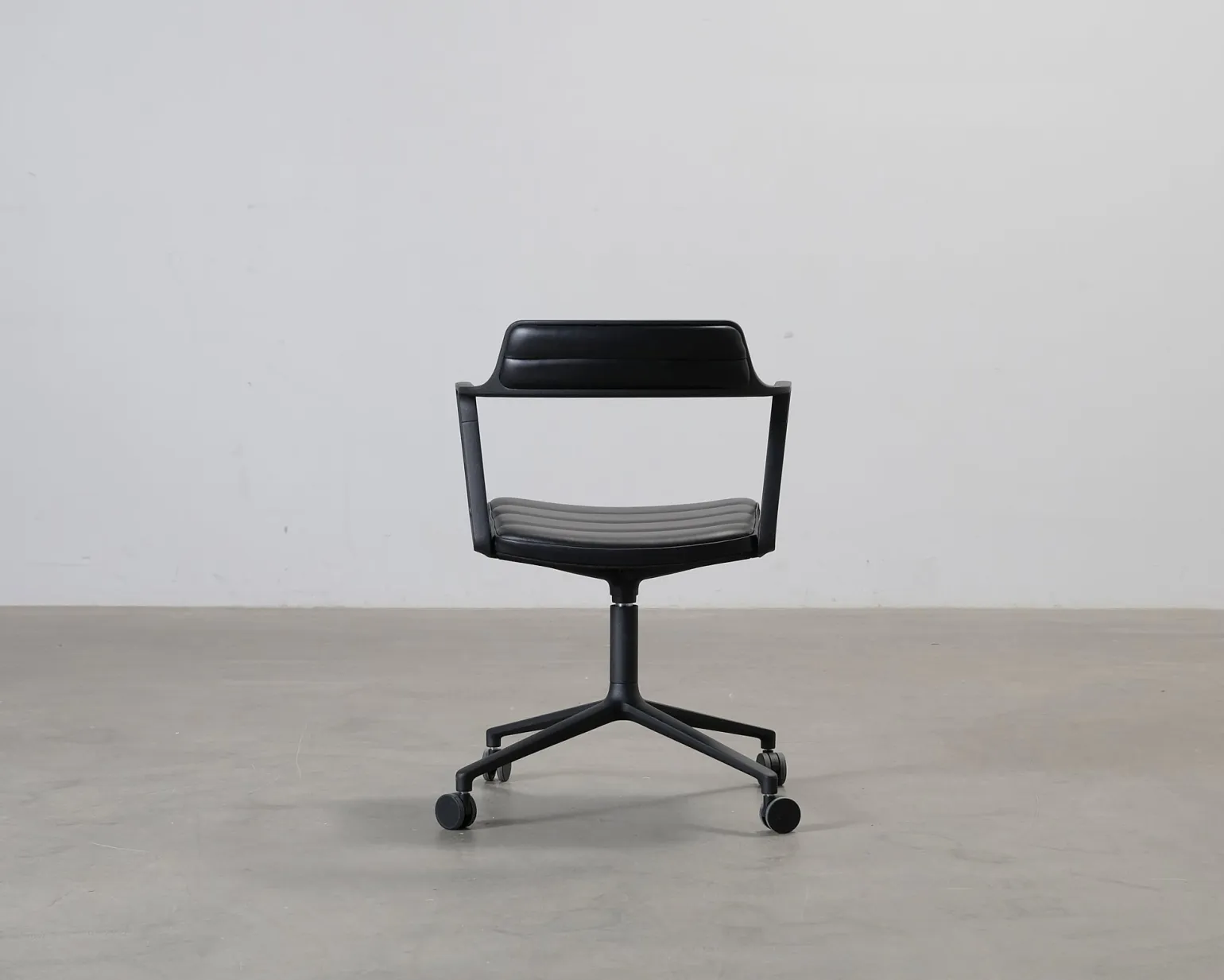 Vipp 452 kontorsstol svart läder