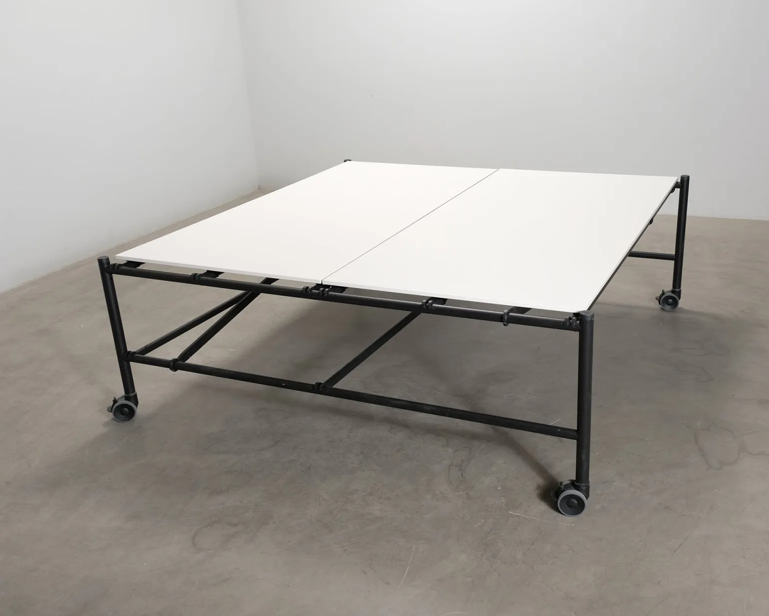 Vitra Comma bord 200 x 200 cm cm vit / svart