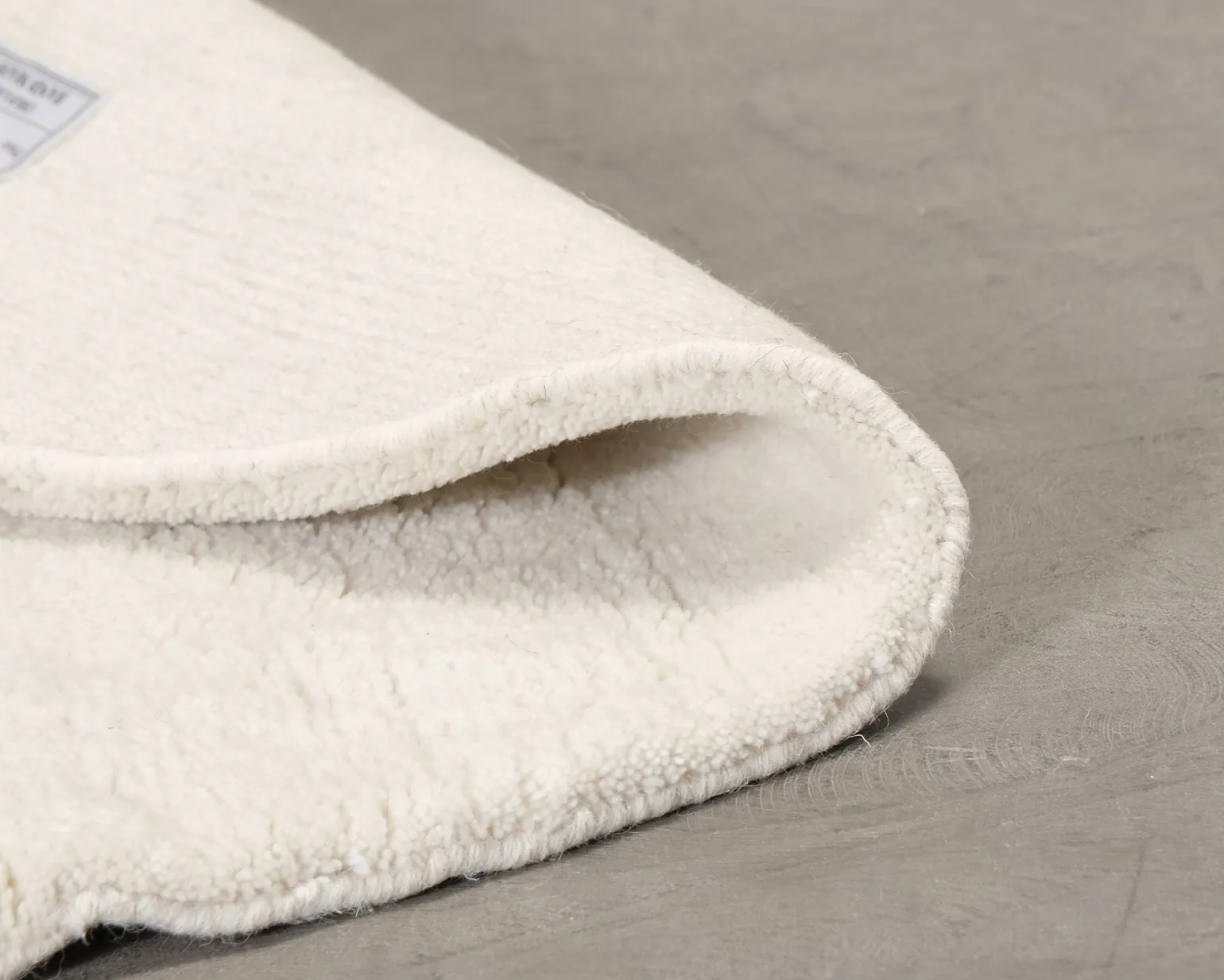 Woven Works Arc ullmatta ø 120 cm vit / beige