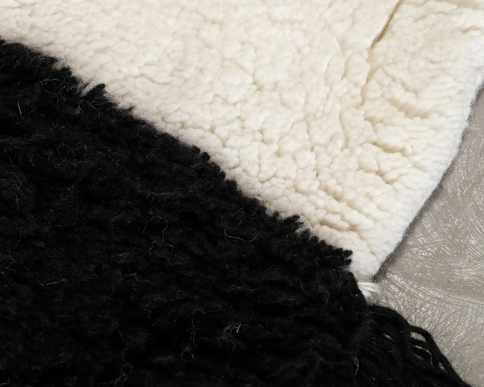 Woven Works Arc ullmatta 160 cm vit / svart