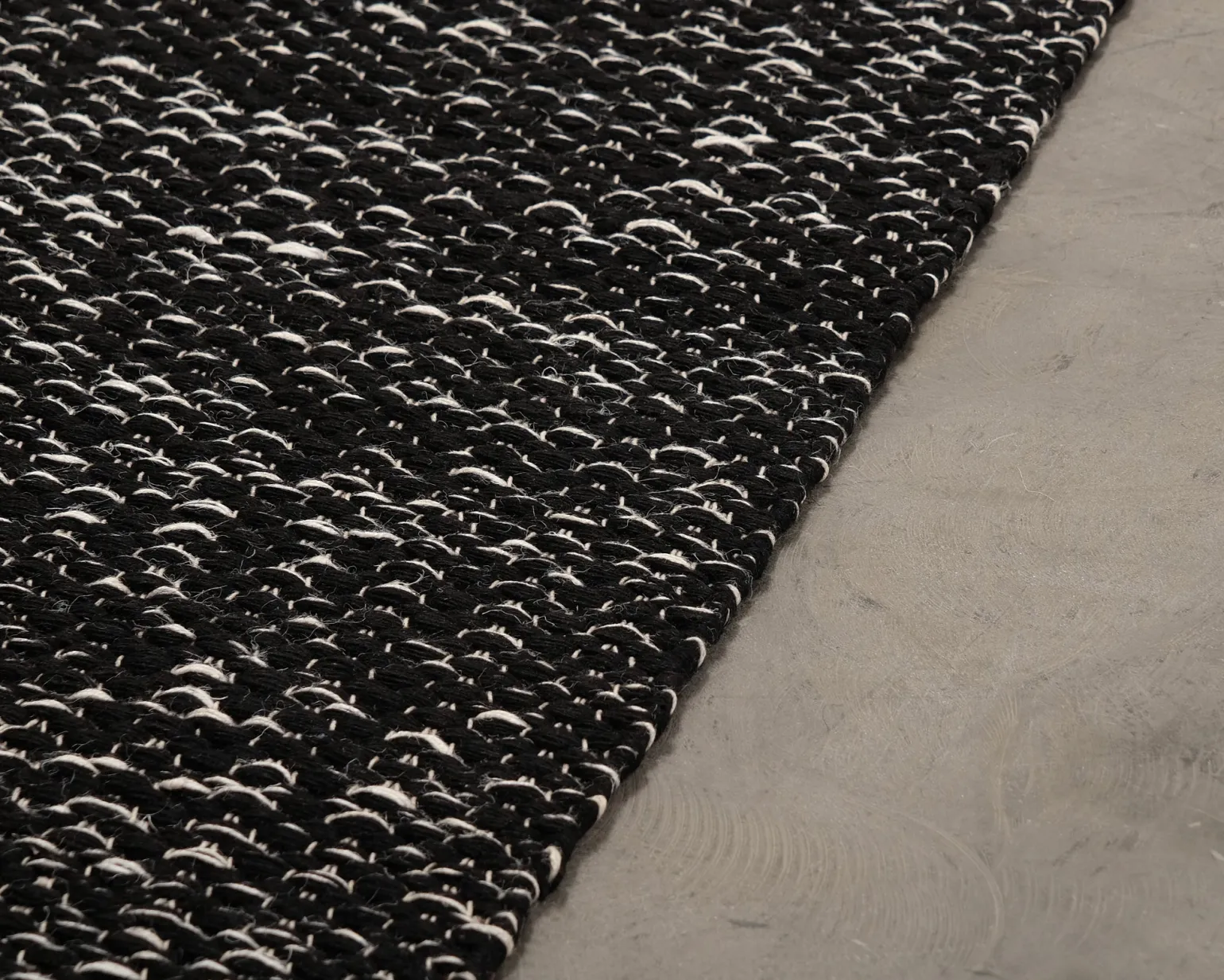 Woven Works Väre matta 160 x 230 cm svart