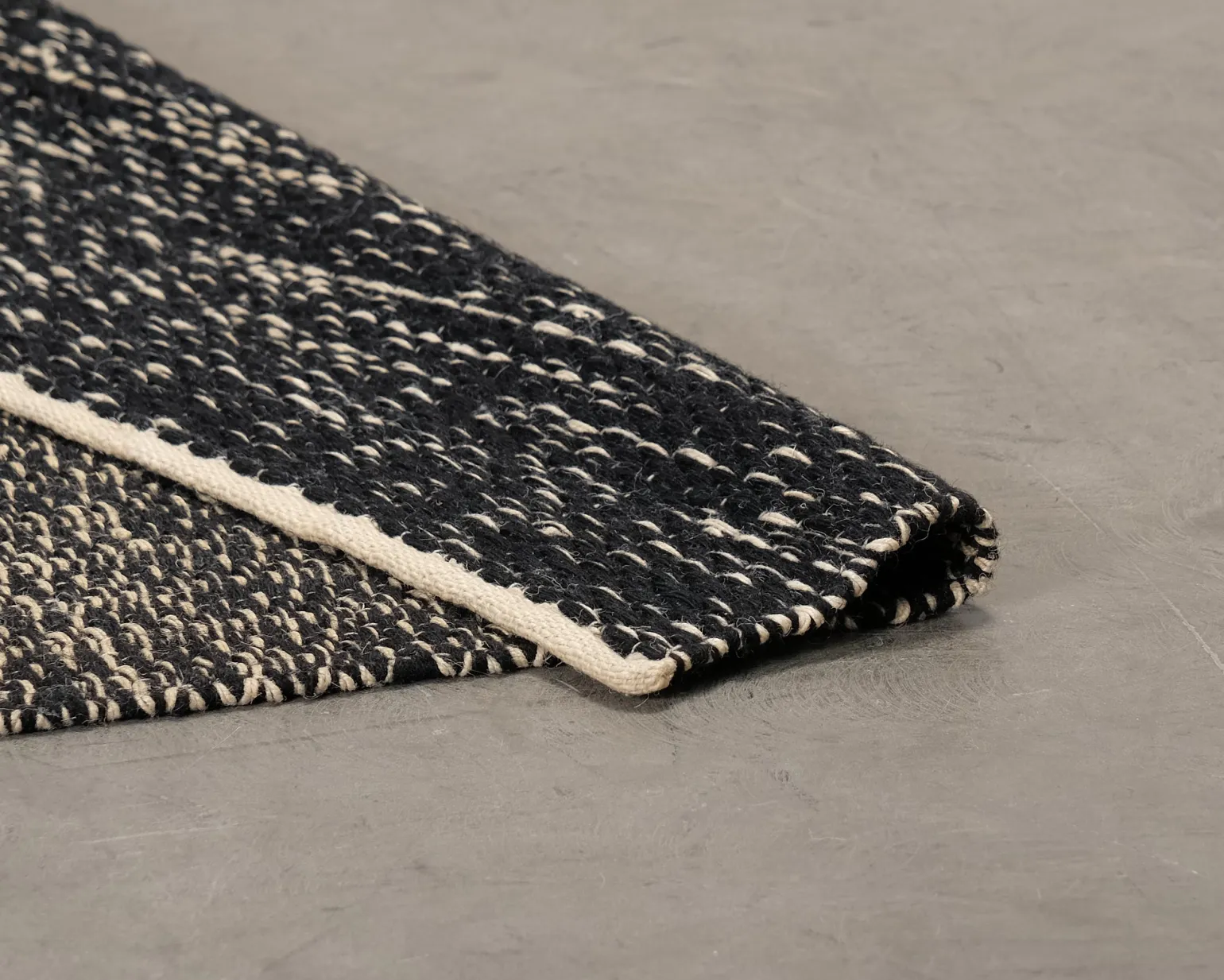 Woven Works Väre matta 160 x 230 cm svart